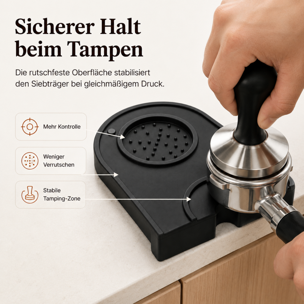 Ein Barista nutzt die Cofez Tampermatte als stabile Siebträger-Unterlage beim Andrücken des Kaffeemehls neben der Espressomaschine